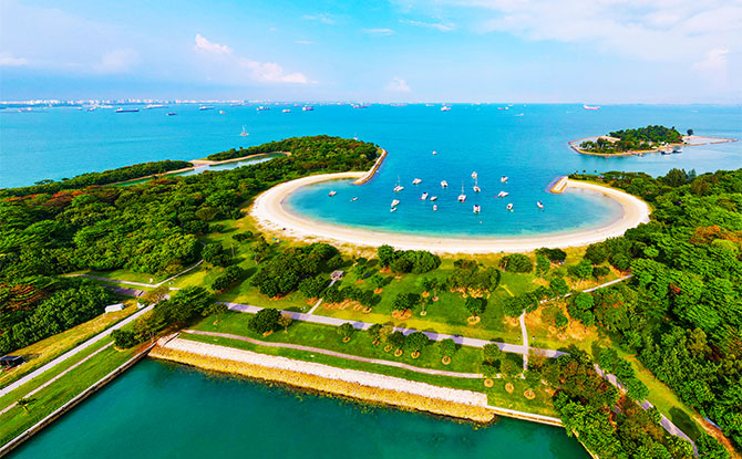 Jauh dari Ingar Bingar Kota, Pulau Kecil di Singapura Punya Pantai Berbentuk Bulan Sabit