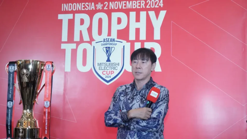 Shin Tae-yong Semringah Foto dengan Trofi Piala AFF 2024 di Jakarta