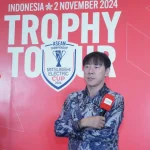 Shin Tae-yong Semringah Foto dengan Trofi Piala AFF 2024 di Jakarta