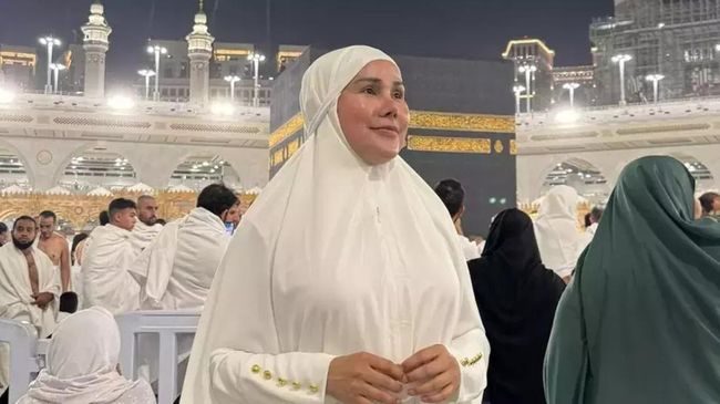 Transgender Isa Zega Dikecam Gara-gara Pakai Hijab Saat Umroh